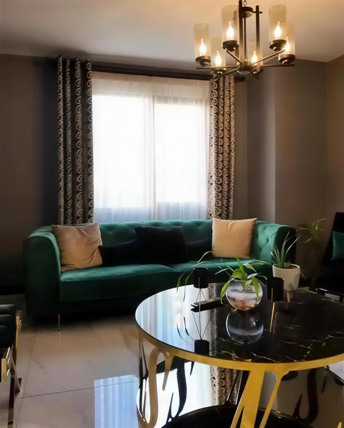 Nilsara Beauty Center yeşil kadife koltuklu bekleme salonu